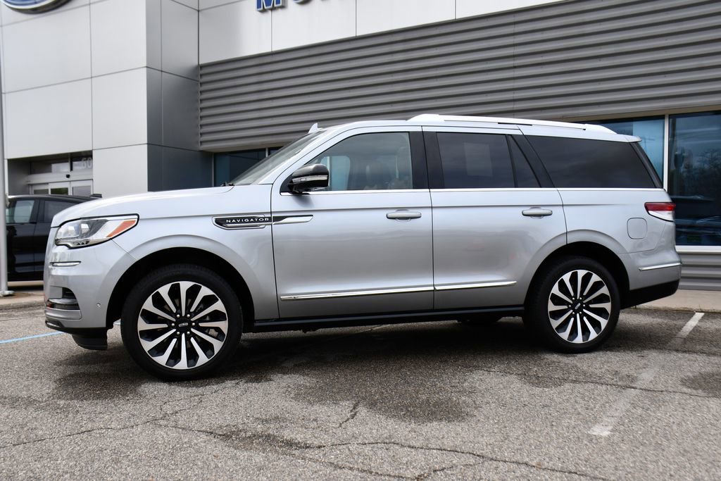 Used 2022 Lincoln Navigator Reserve AWD/4WD image 2