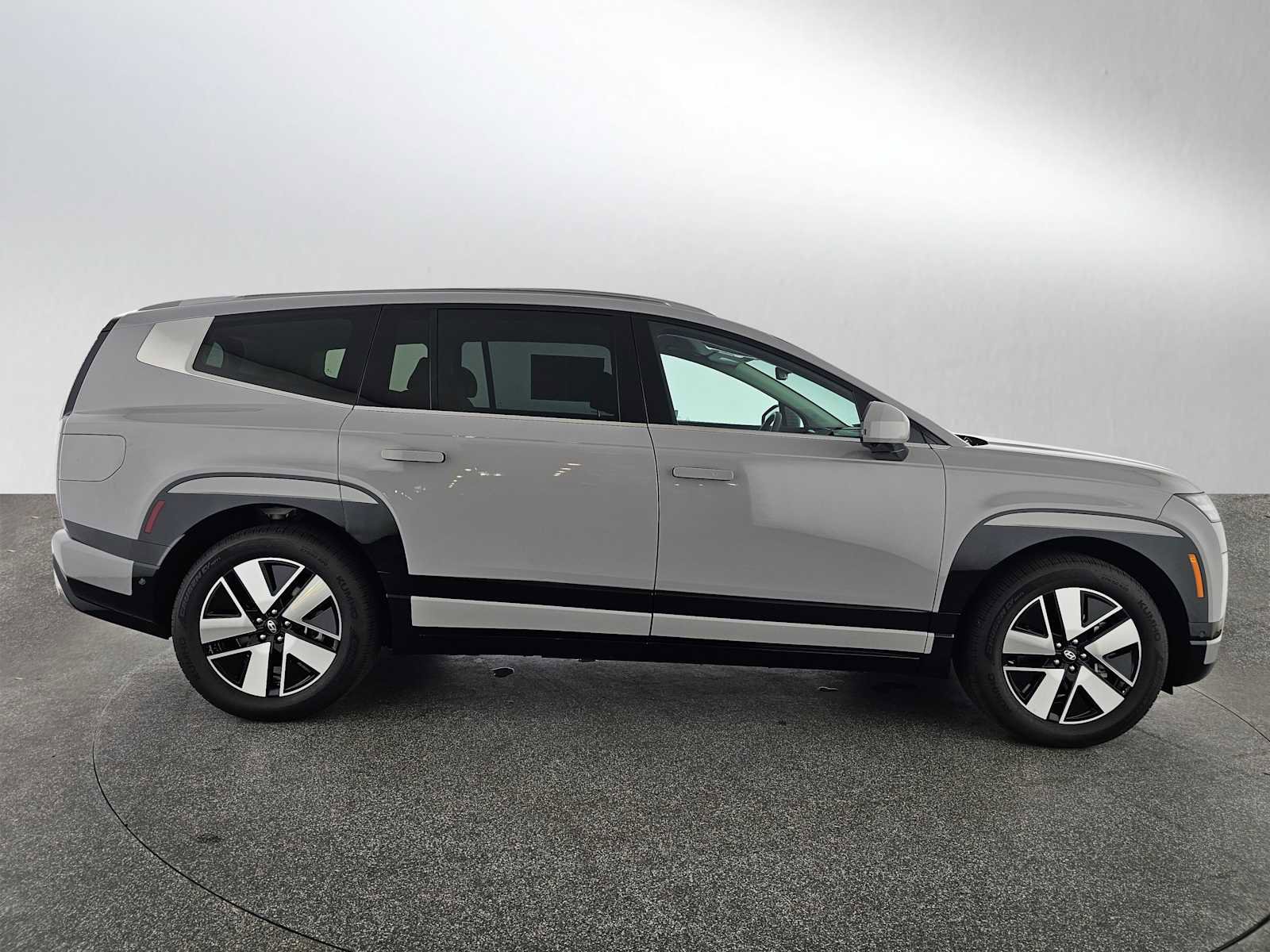 Used 2026 Hyundai Ioniq 9 SEL image 2