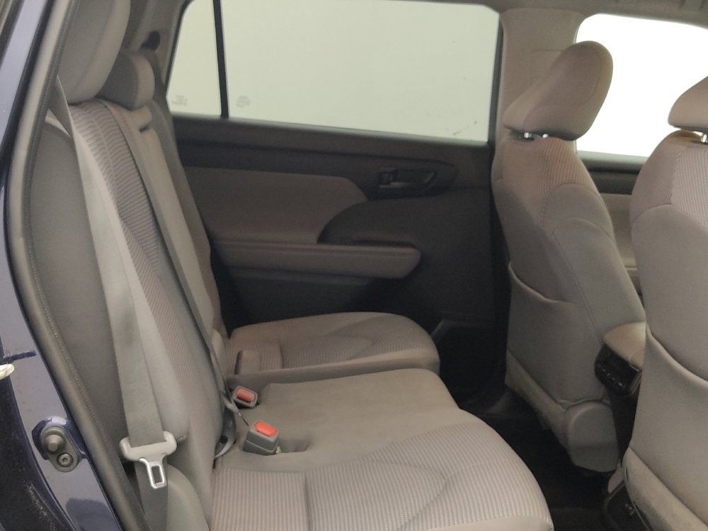 Used 2022 Toyota Highlander LE FWD image 19