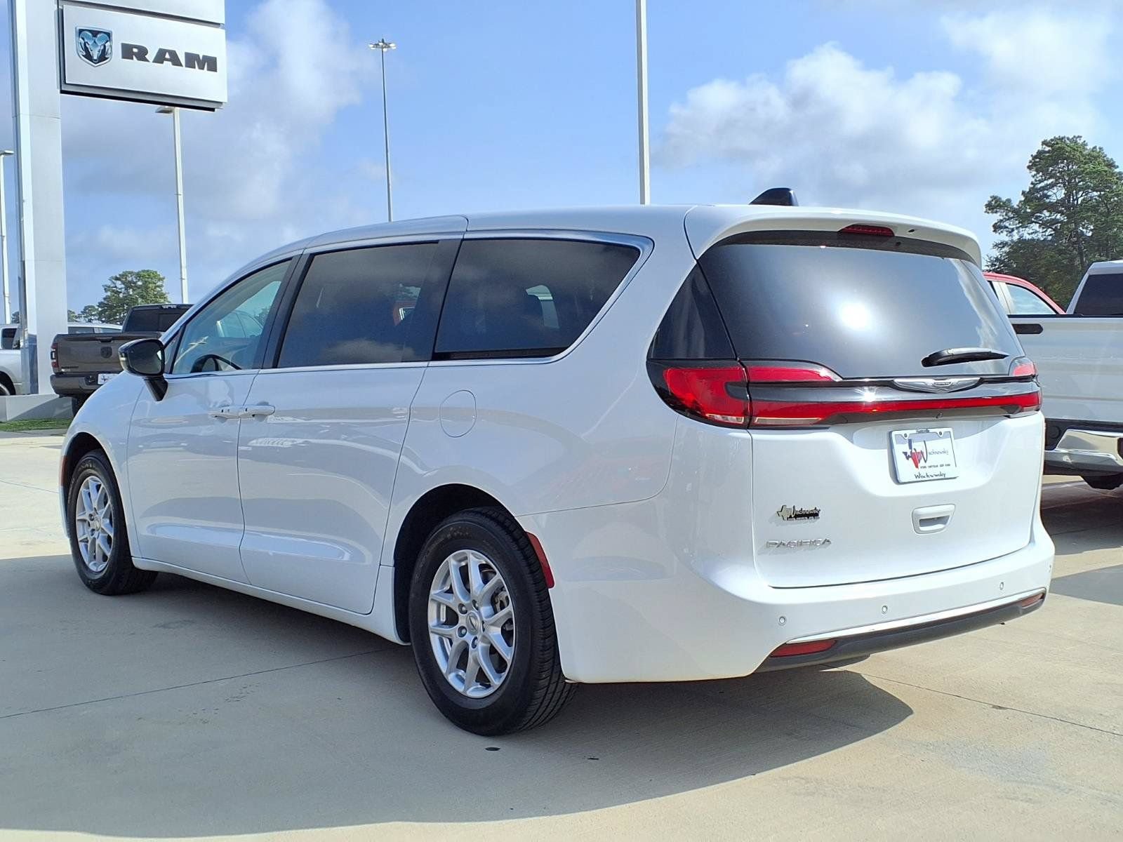 Used 2024 Chrysler Pacifica Touring-L FWD image 2