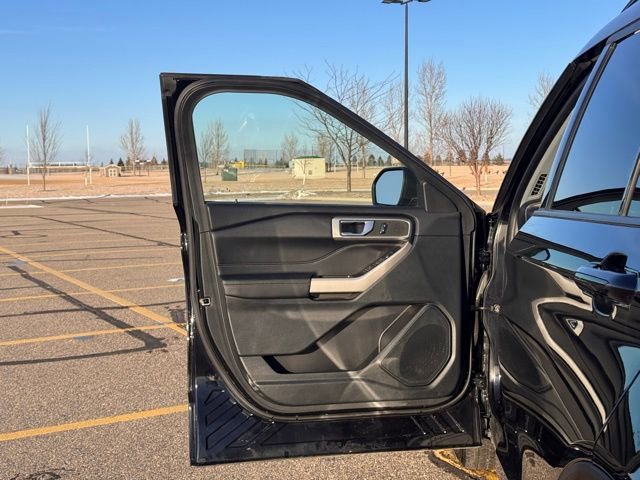 Used 2023 Ford Explorer XLT w/ Equipment Group 202A image 4