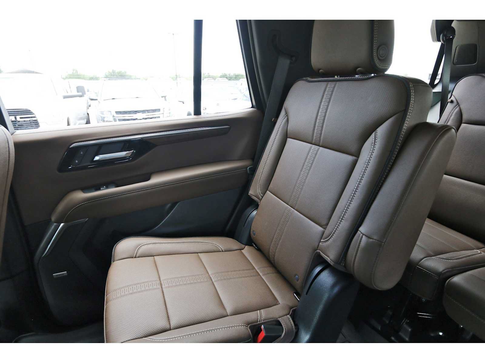 Used 2025 Chevrolet Tahoe High Country AWD/4WD image 9