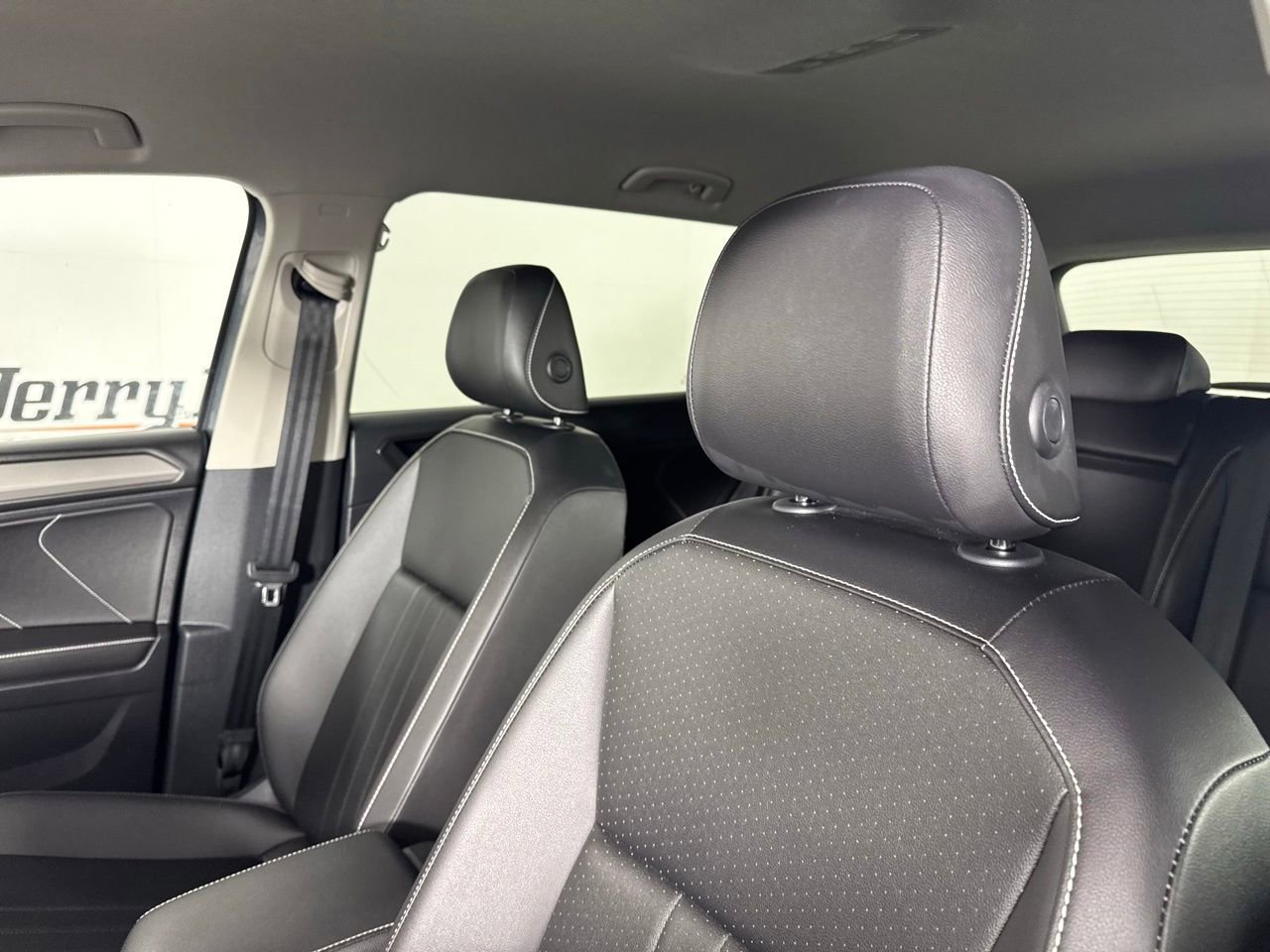 Used 2024 Volkswagen Tiguan SE image 11