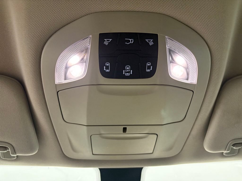 Used 2022 Chrysler Voyager LX FWD image 21