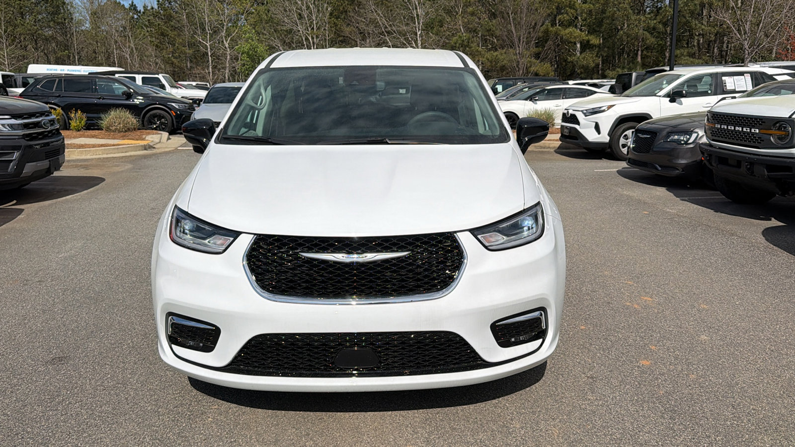 Used 2024 Chrysler Pacifica Touring-L image 3