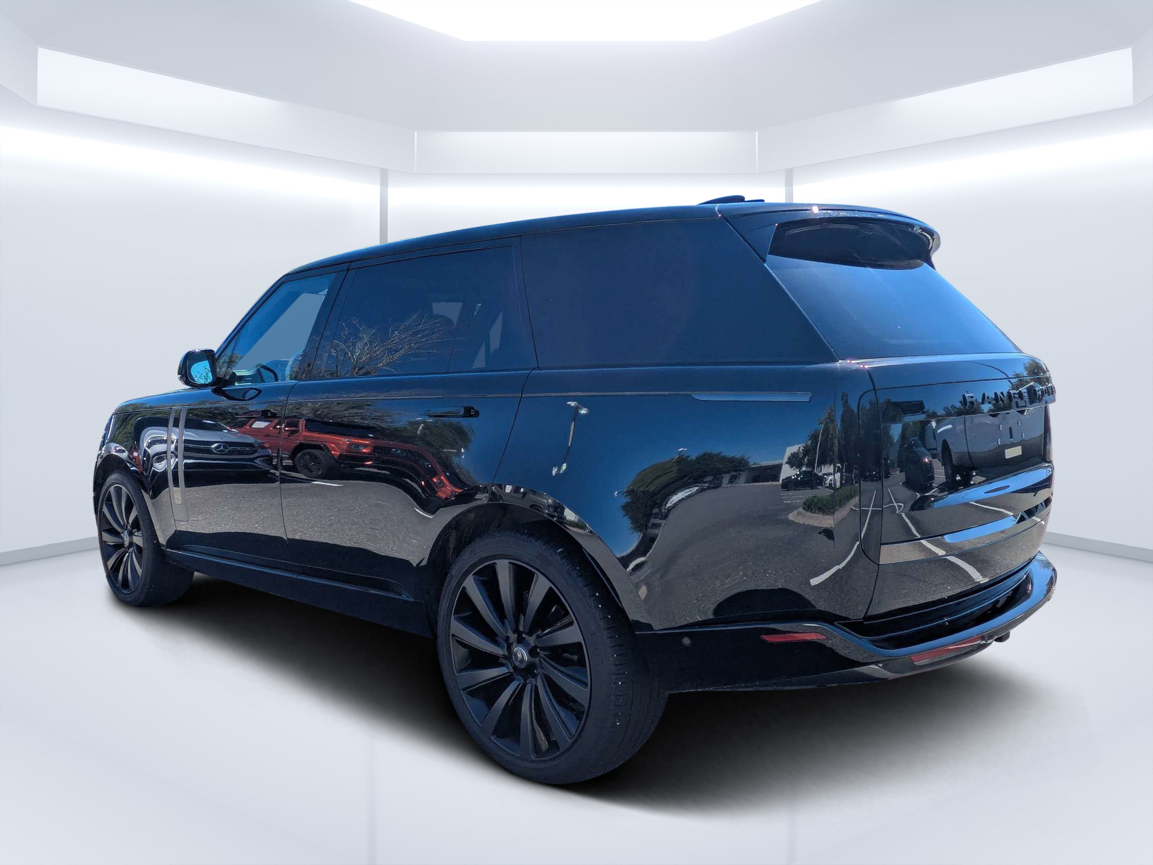 Used 2025 Land Rover Range Rover SV AWD/4WD image 5