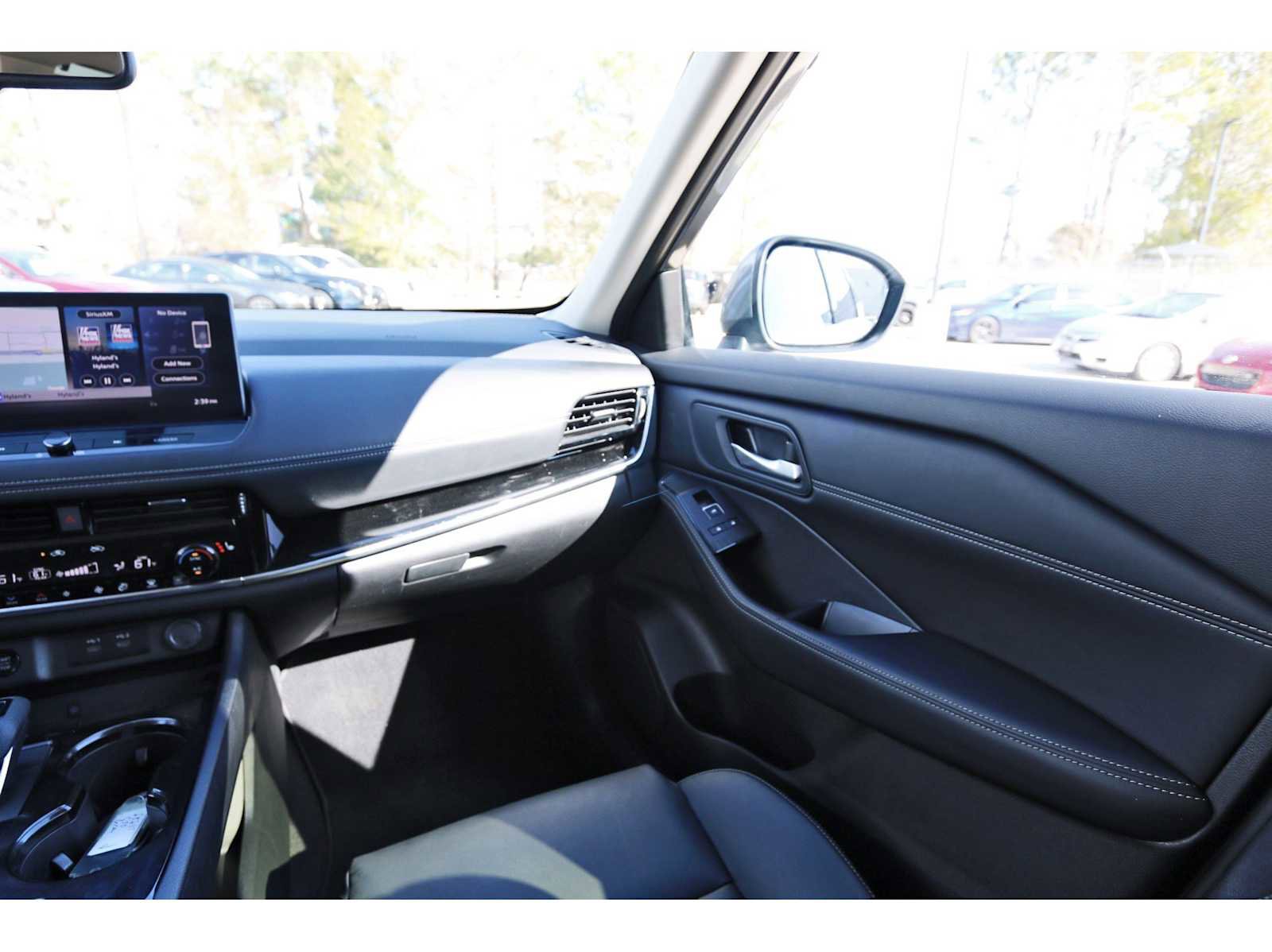 Used 2025 Nissan Rogue SL w/ Tech Package image 8