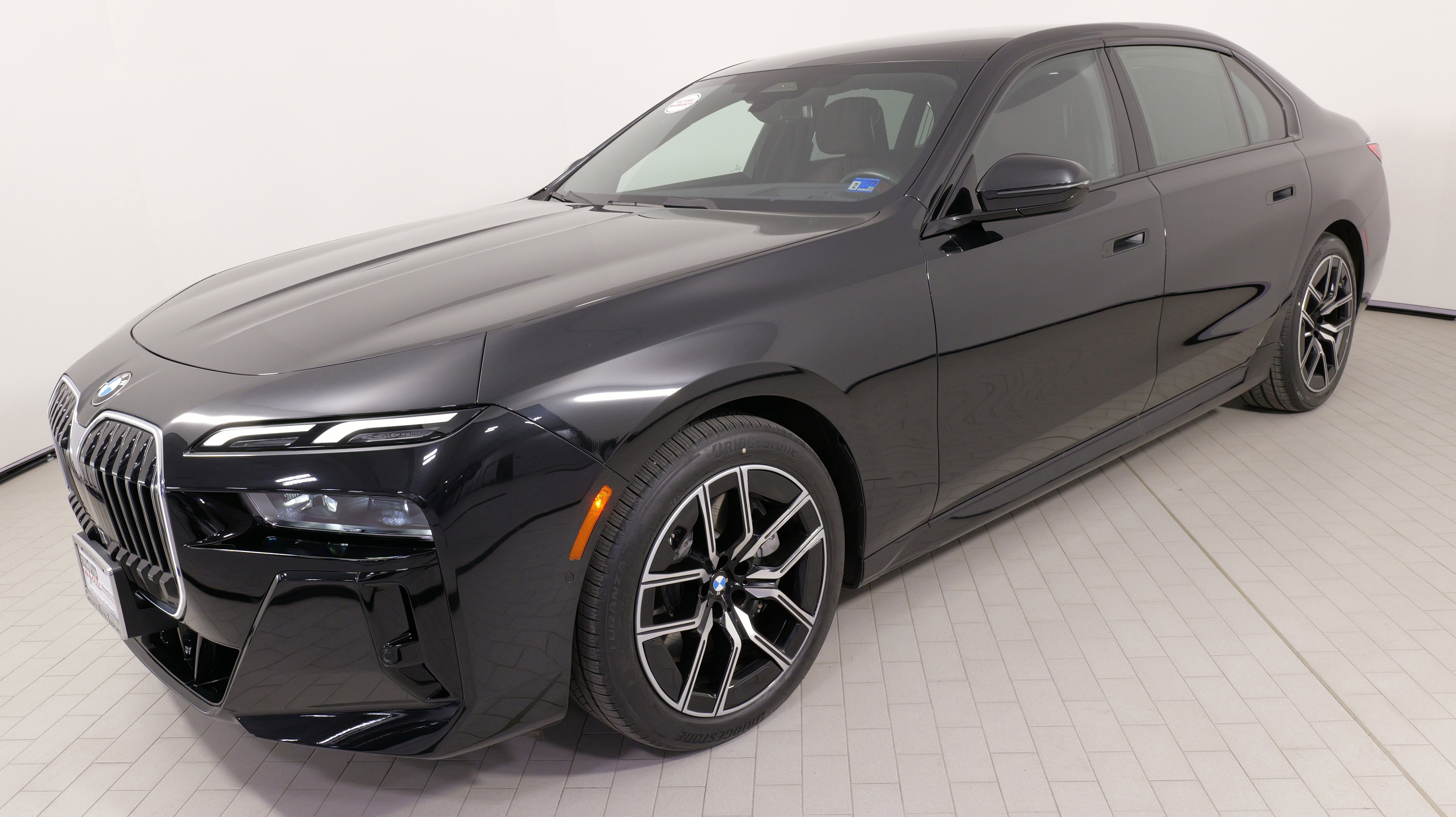 Used 2023 BMW 760i xDrive image 1