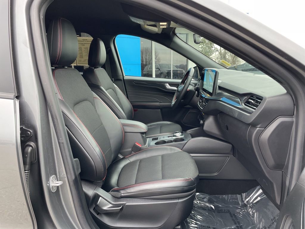Used 2025 Ford Escape ST-Line w/ Equipment Group 301A image 25