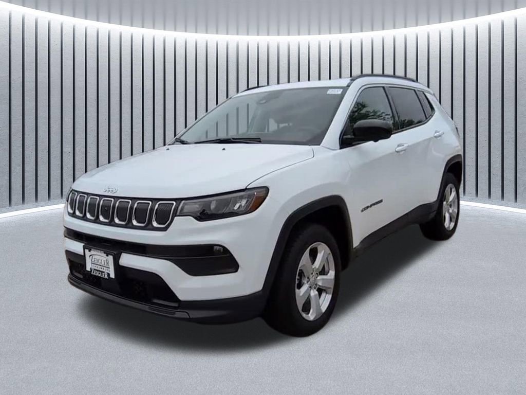 Used 2022 Jeep Compass Latitude w/ Sun and Sound Group AWD/4WD image 3