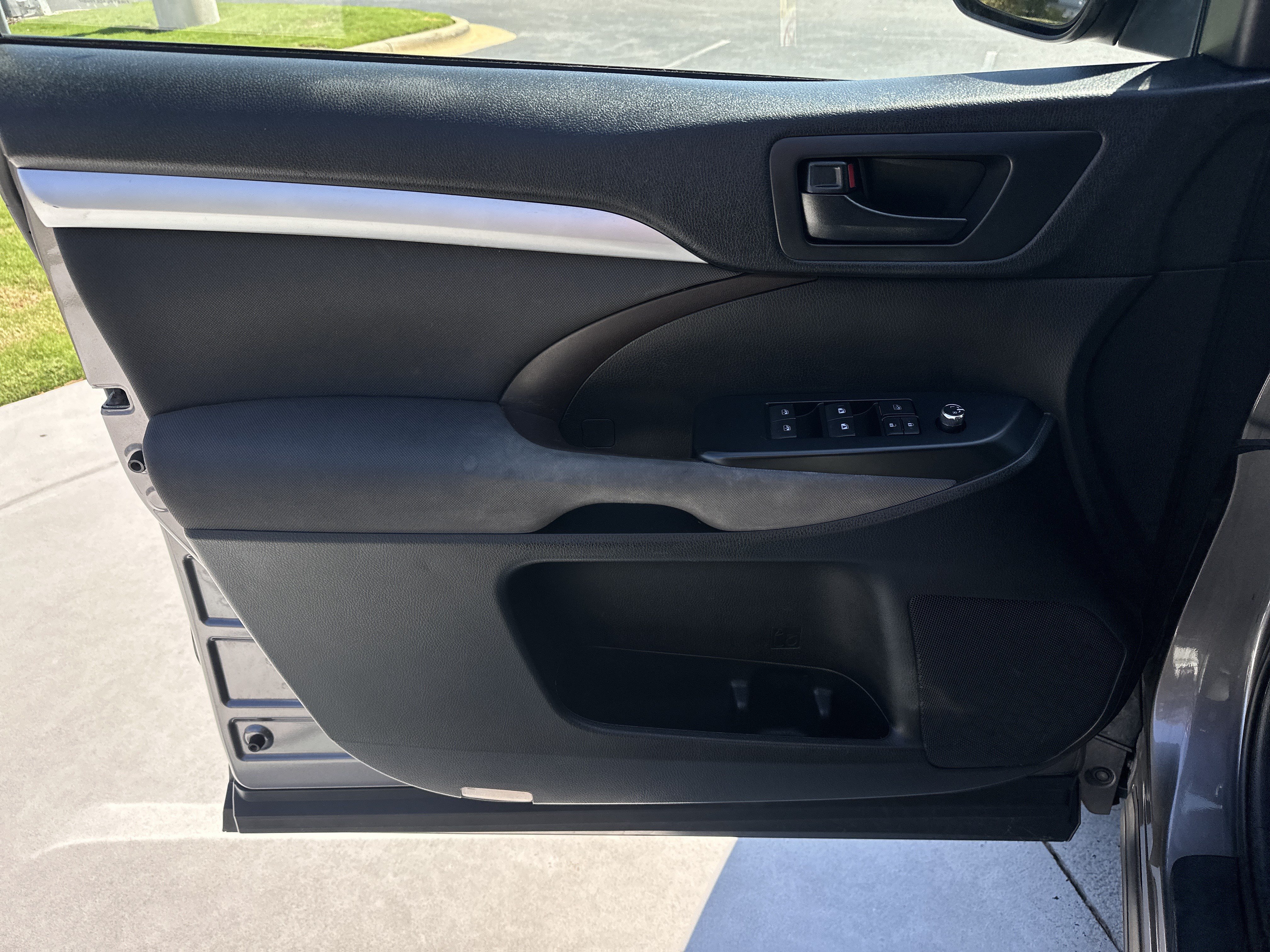 Used 2017 Toyota Highlander LE FWD image 14