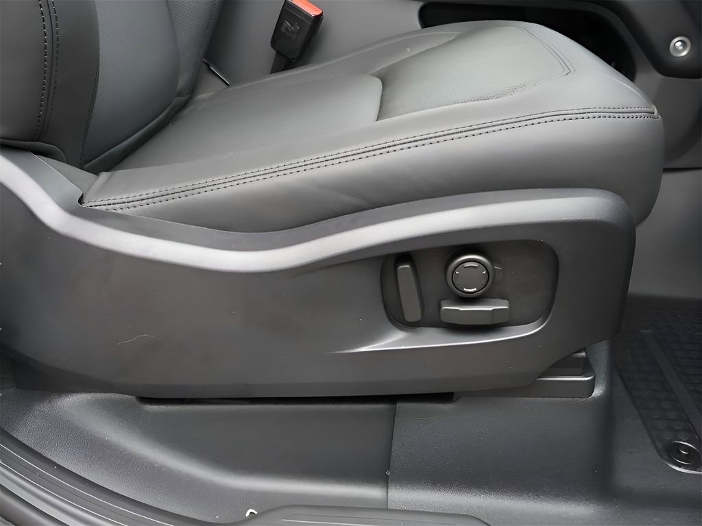 New 2025 Land Rover Defender 90 X-Dynamic SE image 12