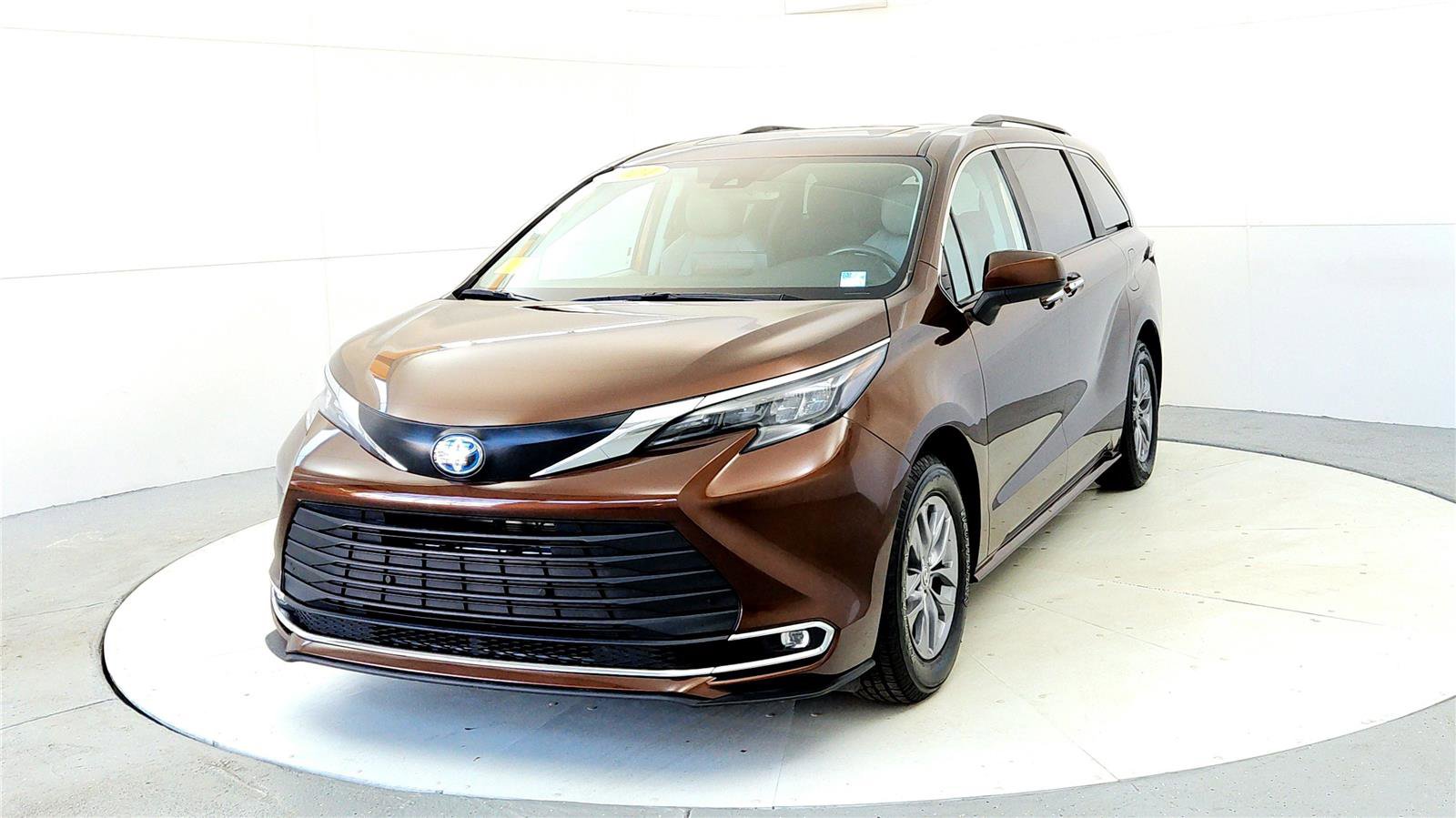 Certified 2024 Toyota Sienna XLE image 2