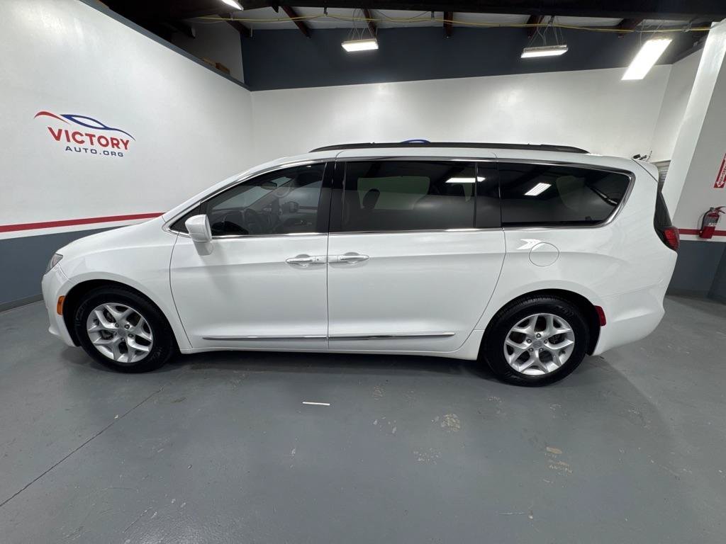 Used 2017 Chrysler Pacifica Touring-L w/ Tire & Wheel Group FWD image 5