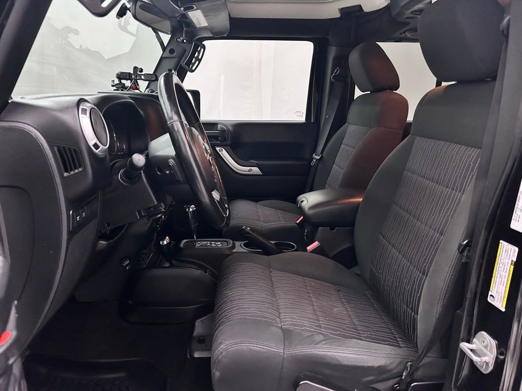 Used 2012 Jeep Wrangler Unlimited Rubicon w/ Connectivity Group image 10