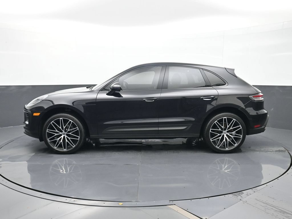 Certified 2025 Porsche Macan AWD/4WD image 2