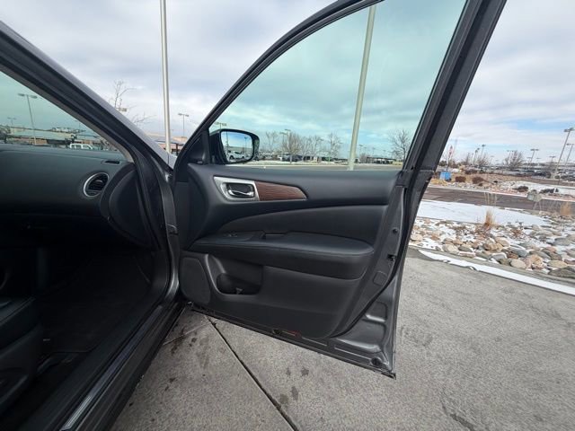 Used 2017 Nissan Pathfinder Platinum image 29