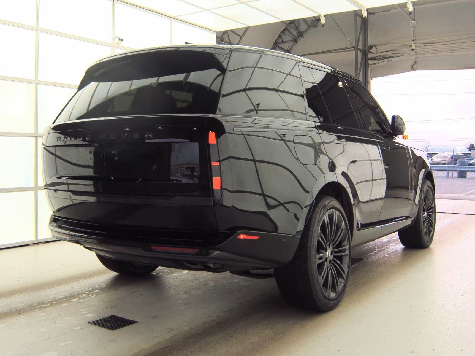 Used 2024 Land Rover Range Rover SE image 4