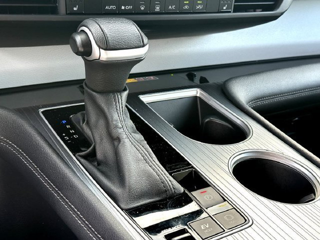 Certified 2025 Toyota Sienna XLE FWD image 17