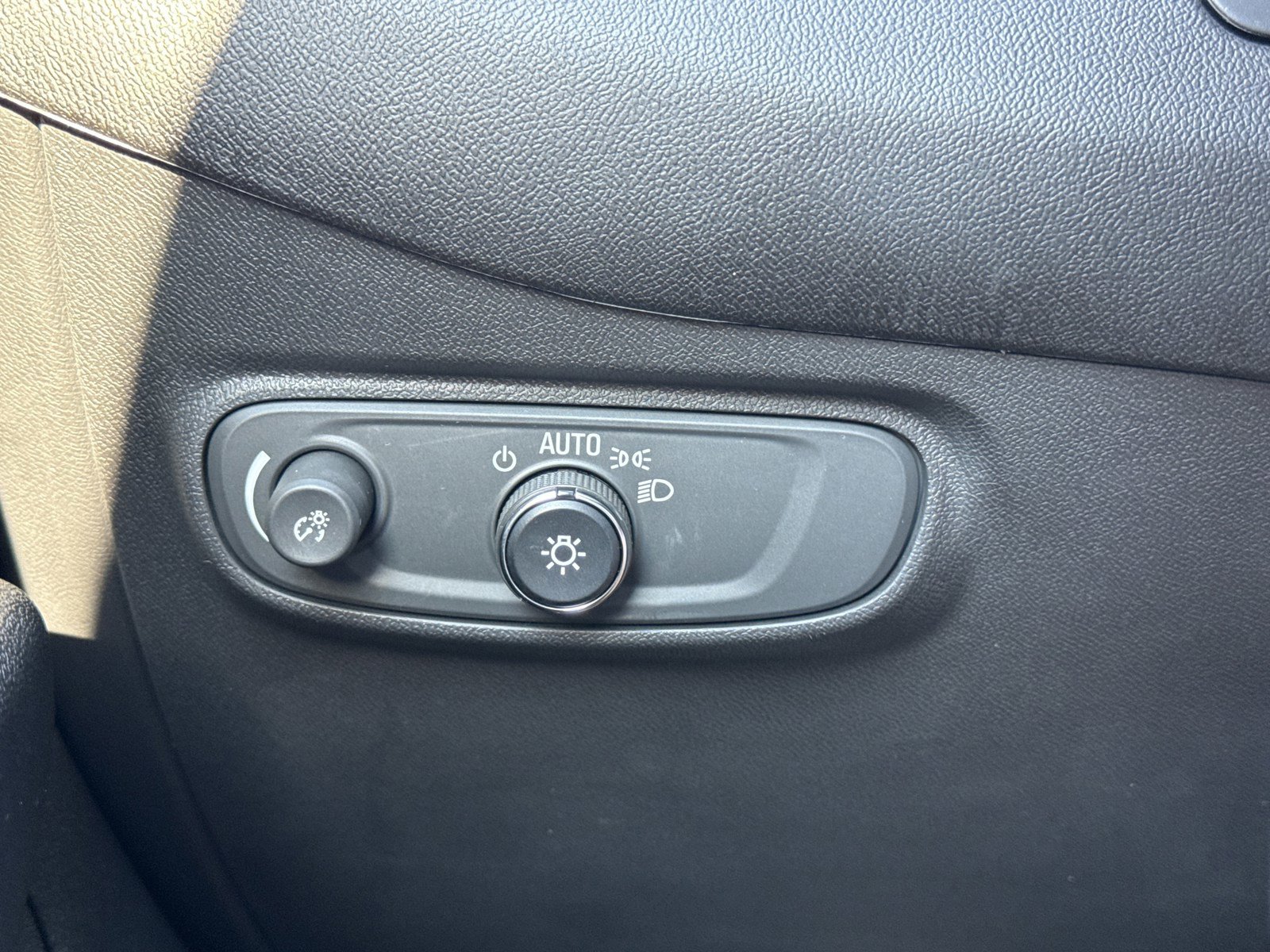 Used 2023 Chevrolet Equinox LT w/ Driver Convenience Package image 18