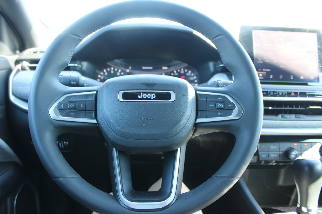 Used 2025 Jeep Compass Latitude AWD/4WD image 35