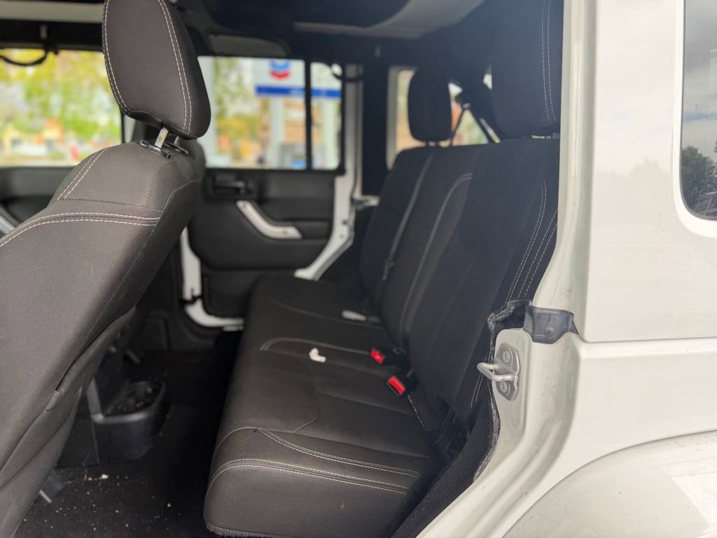 Used 2018 Jeep Wrangler Unlimited Sahara w/ Connectivity Group AWD/4WD image 4