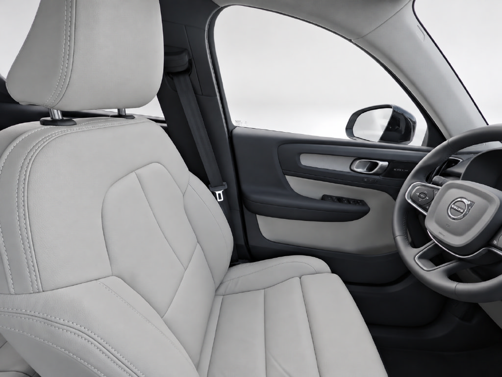 Certified 2023 Volvo XC40 B4 Ultimate w/ Protection Package Premier FWD image 11
