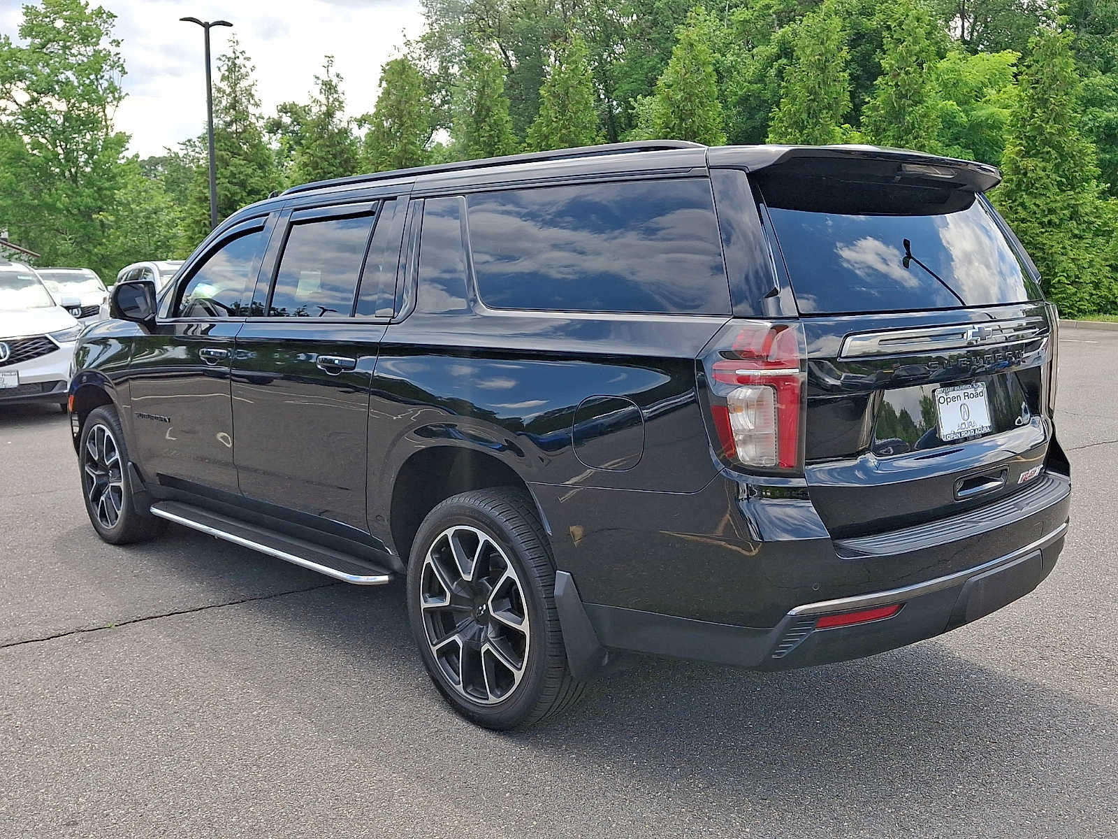 Used 2022 Chevrolet Suburban RST w/ Luxury Package AWD/4WD image 4