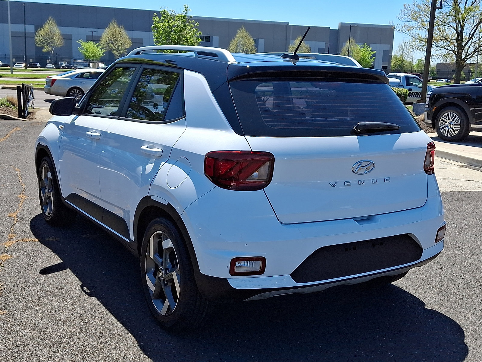 Certified 2023 Hyundai Venue Limited w/ Cargo Package FWD image 4