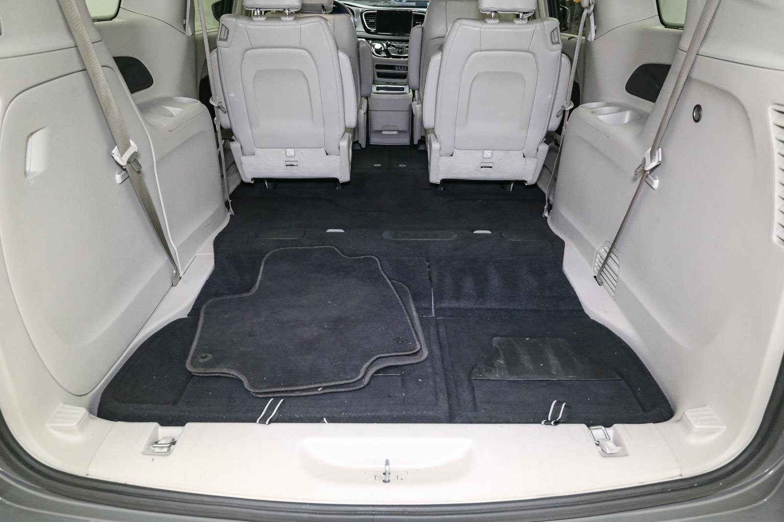 Used 2021 Chrysler Pacifica Touring-L image 13