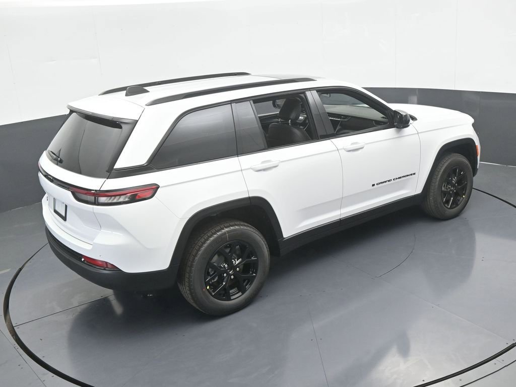 Used 2025 Jeep Grand Cherokee Altitude image 45
