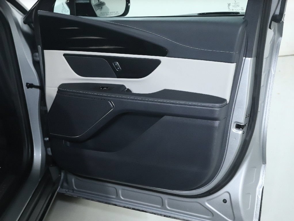 Used 2025 Lincoln Nautilus Premier AWD/4WD image 32