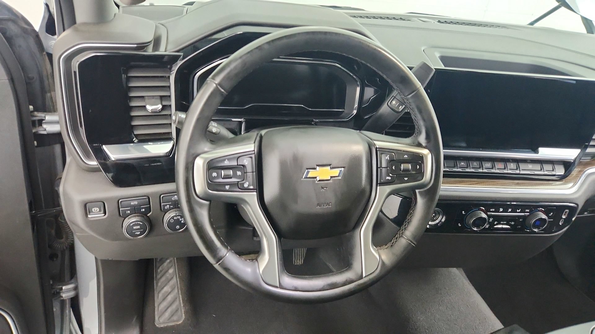 Certified 2024 Chevrolet Silverado 1500 LT AWD/4WD image 18