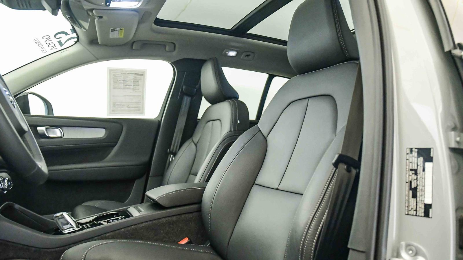 Certified 2025 Volvo XC40 B5 Plus w/ Protection Package Premier image 18