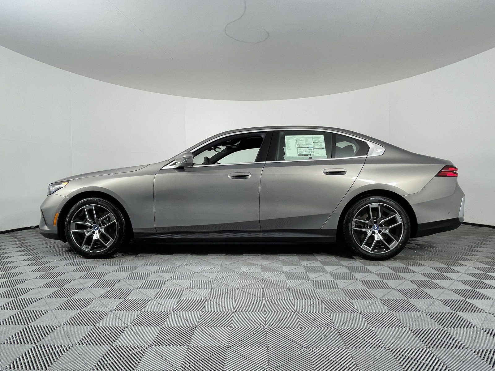 New 2024 BMW i5 eDrive40i w/ Premium Package image 18