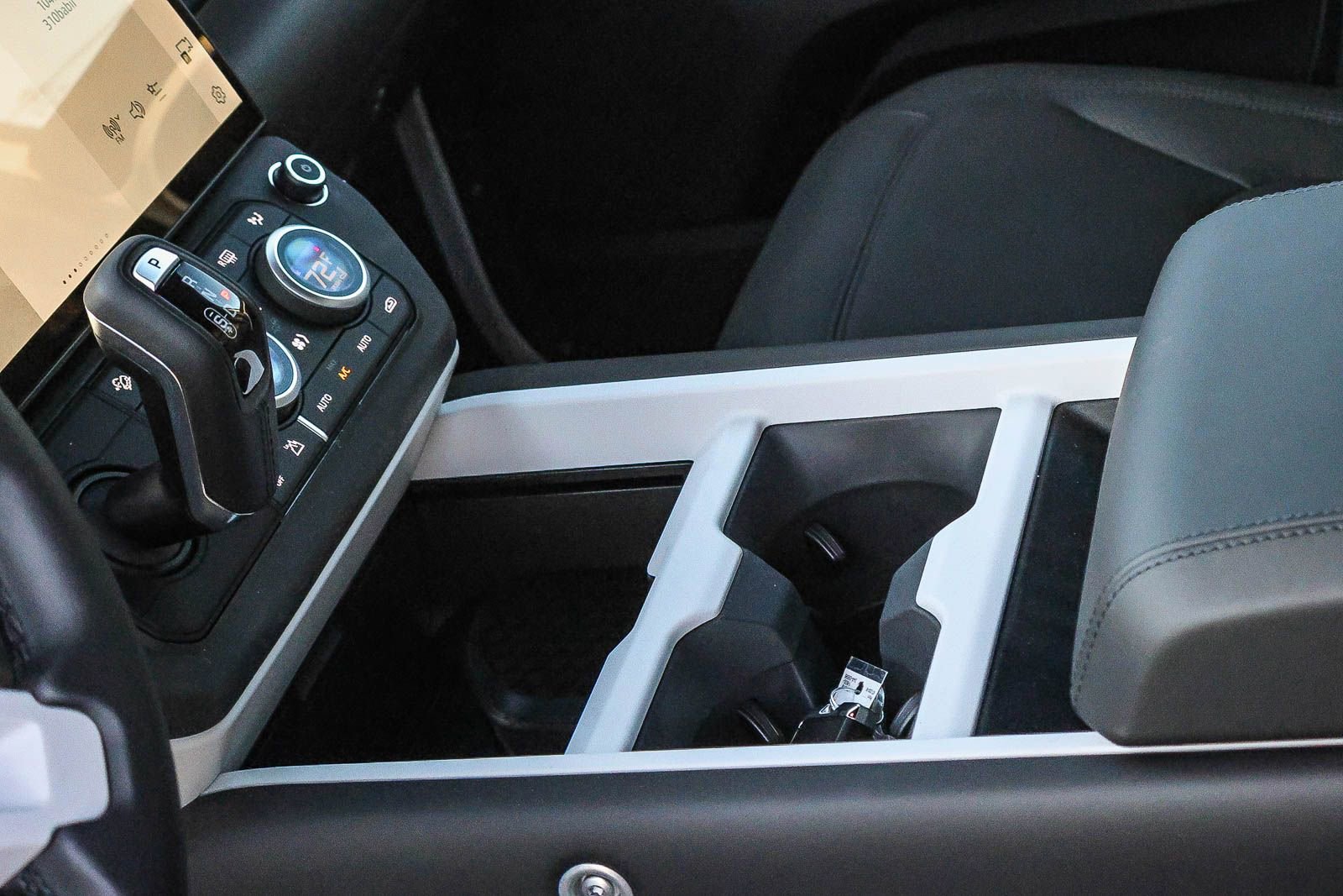 New 2026 Land Rover Defender 110 X-Dynamic SE image 30