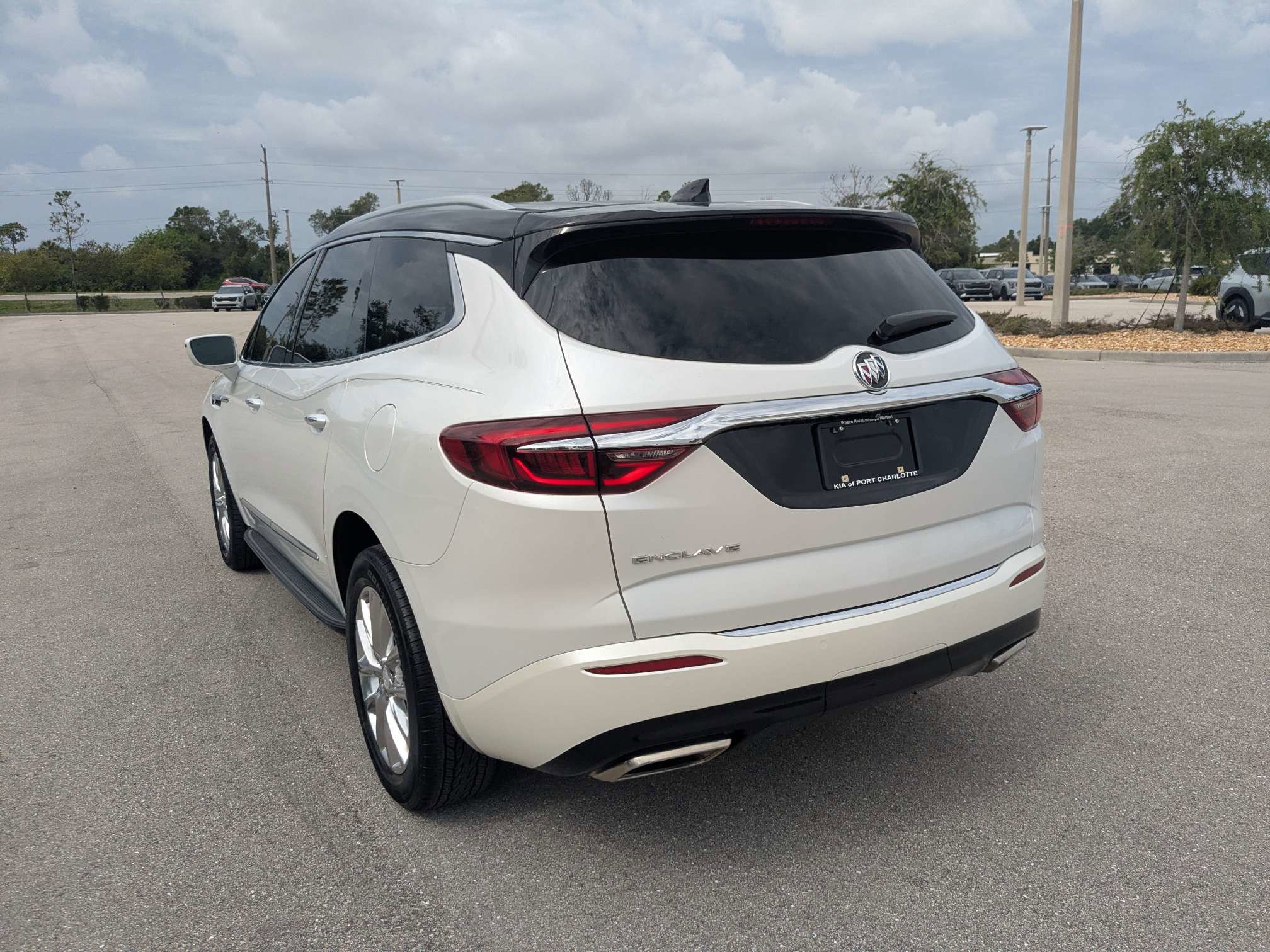 Used 2020 Buick Enclave Premium w/ Sun and Sites Package FWD image 6