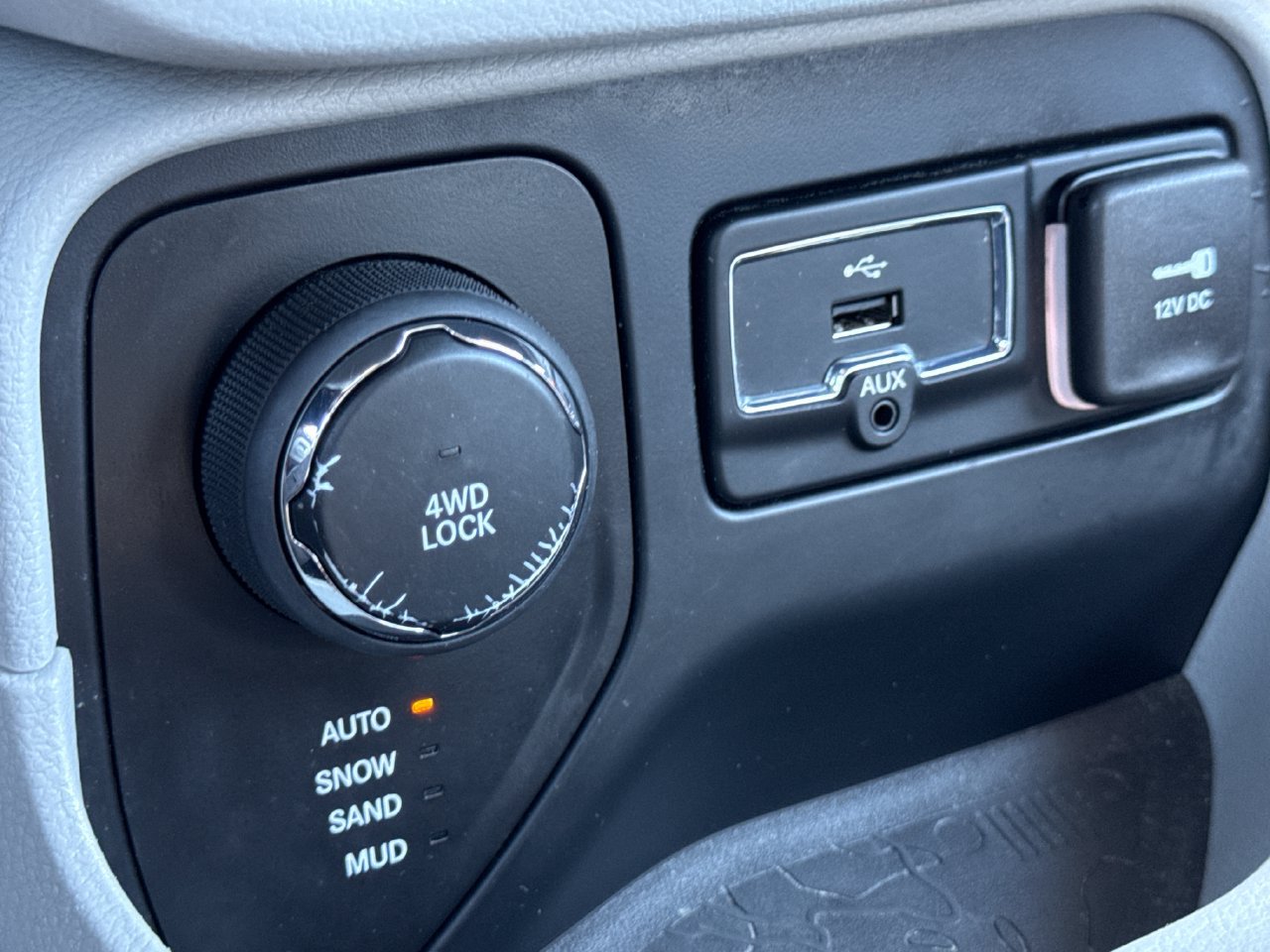 Used 2016 Jeep Renegade Latitude AWD/4WD image 31