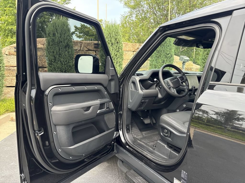 New 2026 Land Rover Defender 110 X-Dynamic SE AWD/4WD image 17