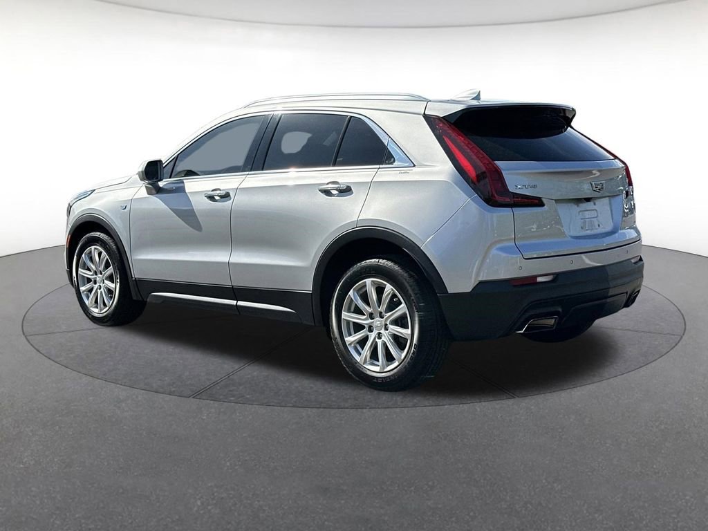 Used 2019 Cadillac XT4 Luxury w/ Cold Weather Package FWD image 3