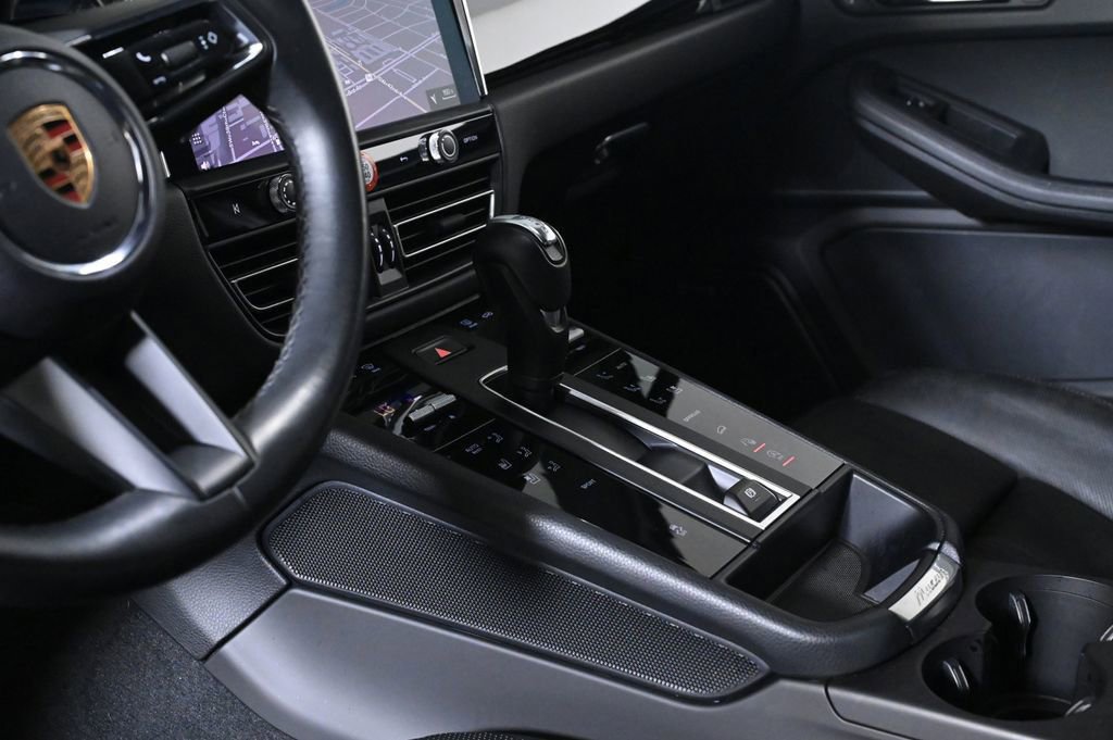 Certified 2024 Porsche Macan AWD/4WD image 22