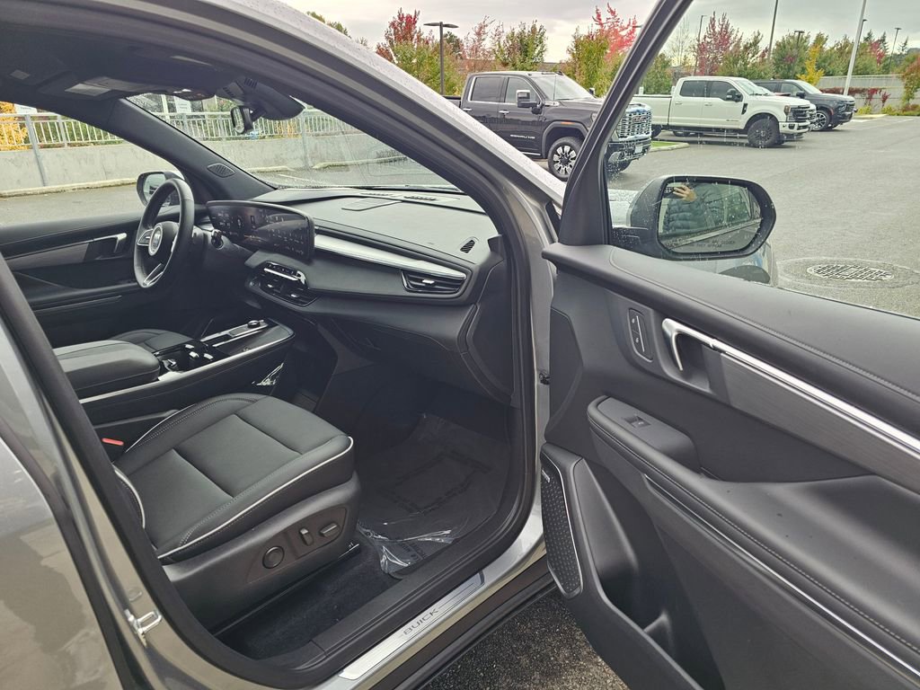 Used 2025 Buick Enclave Preferred w/ Power Package image 12