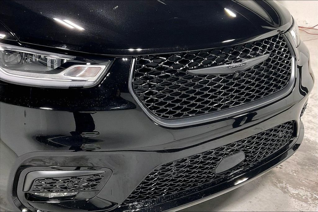 New 2026 Chrysler Pacifica Limited w/ Uconnect Theater Family Group image 29