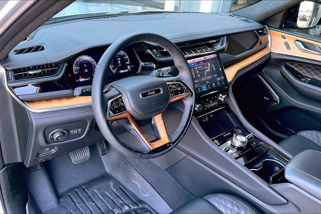 Used 2025 Jeep Grand Cherokee L Summit AWD/4WD image 14