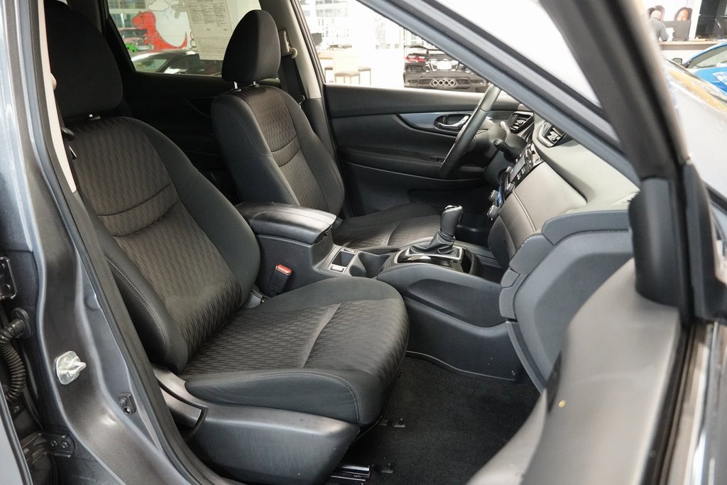 Used 2017 Nissan Rogue SV w/ Midnight Edition image 30