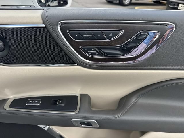 Used 2018 Lincoln Continental Select w/ Continental Climate Package FWD image 12