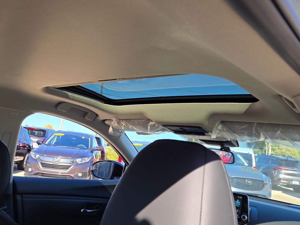 Used 2025 Nissan Sentra SR w/ SR Premium Package image 8