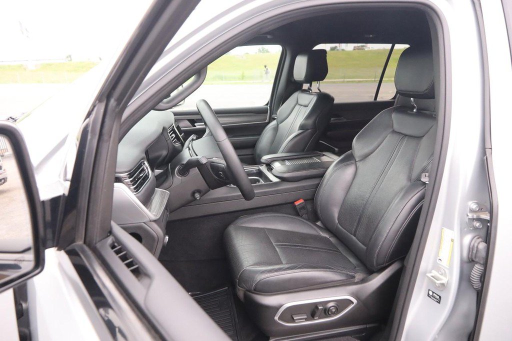 Used 2023 Jeep Wagoneer L Series II AWD/4WD image 10