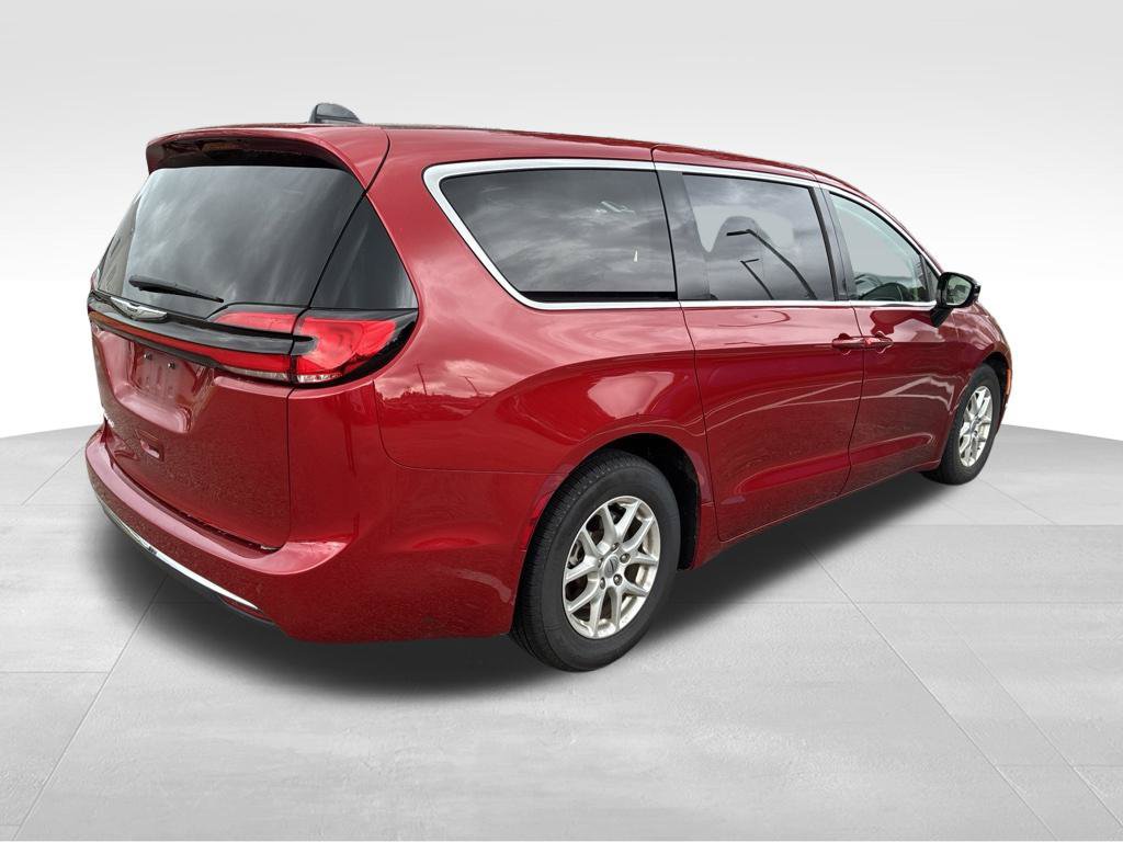Used 2024 Chrysler Pacifica Touring-L FWD image 5