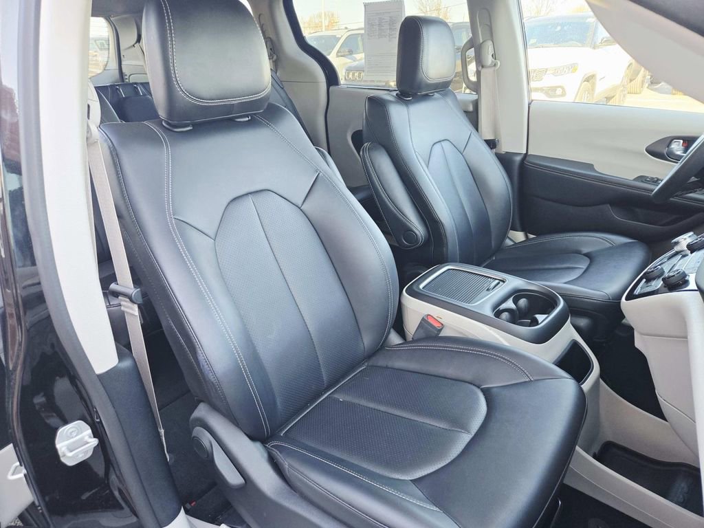 Used 2024 Chrysler Pacifica Touring-L image 17